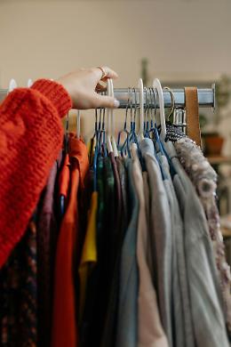 Shopping a sorpresa a Marghera: i pacchi smarriti in vendita al chilo