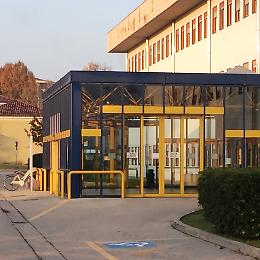 Miracolo a Cornuda: operaio cade dal tetto di un edificio, salvato da una pedana 