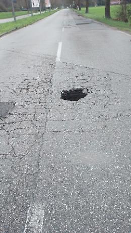 Voragine in viale della Croce Rossa: strada chiusa per una settimana