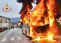 Treviso, autobus in fiamme a Cappella Maggiore: traffico paralizzato 
