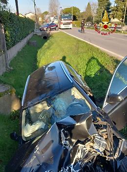 Schianto sulla Triestina a San Donà: auto finisce nel fosso, un ferito grave 