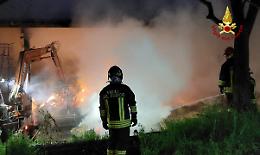 Incendio a Rosà: distrutto capannone di foraggio, nessun ferito

