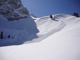 Passo Pordoi, scialpinista travolto da valanga sul Pordoi: salvato in tempo record