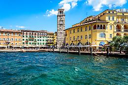 Barca alla deriva sul Garda: salvati due turisti caduti in acqua
