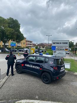 Fermato al parco per un controllo, getta il coltello e da false generalità
