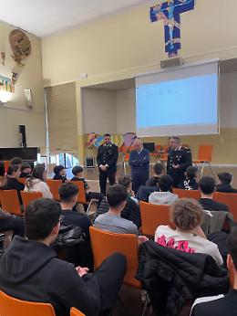 I Carabinieri di Campodarsego insegnano la legalità a scuola: una lezione nell'aula magna a Borgoricco