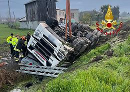 Arre, autoarticolato finisce in un canale: ferito il conducente