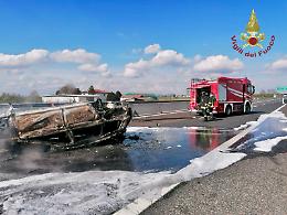 Incidente spettacolare sulla A13: auto si ribalta e prende fuoco