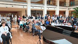 Guarisce dal tumore e organizza un concerto in ospedale: il tributo di un pianista 18enne