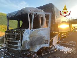 Tragedia sulla SPV, autoarticolato in fiamme: 92.000 pulcini bruciati vivi 

