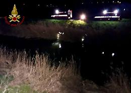 Campagna Lupia, perde il controllo dell'auto e finisce nel canale: salvata dai Vigili del Fuoco 