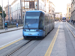 Padova, poliziotto libero dal servizio sventa furto sul tram: arrestate due borseggiatrici bulgare