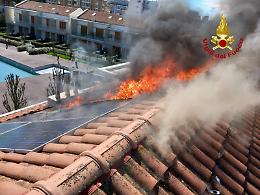 Incendio a Jesolo: prendono fuoco i pannelli sul tetto di una casa vacanza