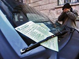 Vicenza, parcheggia lasciando il finestrino aperto: multato 