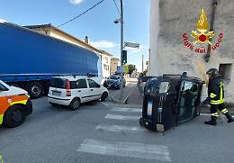 Tezze sul Brenta, scontro tra due auto: due donne in ospedale

