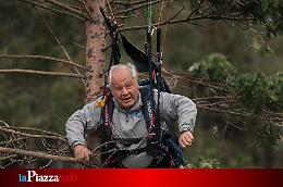 Precipita col parapendio: 70enne tedesco trovato appeso a un albero