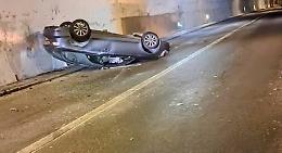 Silea, auto si ribalta schiantandosi contro un veicolo in sosta: ferito il conducente