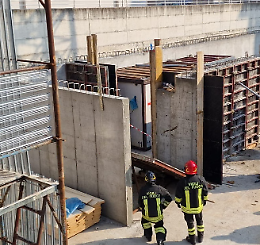 Tragedia a Trevenzuolo, azienda in fiamme: operaio muore folgorato