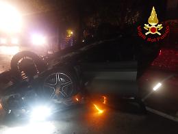 Bassano, auto finisce rovesciata: nessuna persona presente all'arrivo dei soccorsi 