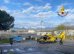 Schio, furgone precipita in una fossa di oltre 5 metri: ferito l'autista 