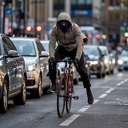 Padova, ciclista incappucciato scatena il panico per le strade di Vanzo: si lancia contro le auto 