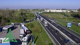 Incidente in autostrada con quattro mezzi pesanti coinvolti: traffico bloccato sulla A4