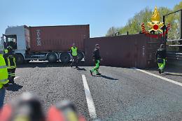 Camion si rovescia e blocca l'autostrada: traffico paralizzato per ore