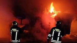 Piove di Sacco, incendio nella notte: madre e figlio intossicati e cane ustionato