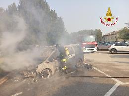 Sandrigo, auto in fiamme nel parcheggio dell’ex ospedale: danneggiata anche una Tesla