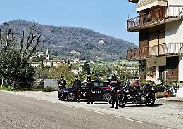 Carabinieri intensificano i controlli nei Colli Euganei: 80 persone identificate a Teolo