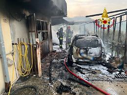 Incendio sotto una tettoia: anziano intossicato, danni a un’auto e a un’abitazione