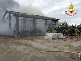 Incendio a Maserà di Padova: distrutto un deposito attrezzi, nessun ferito