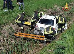 Fiat 500 finisce nel canale: paura per una giovane conducente