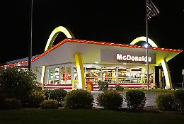 Monselice, auto si schianta contro l'area giochi del McDonald's: ferita una bambina 