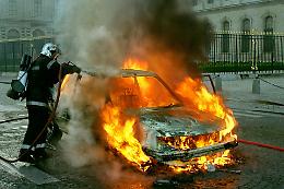 Miane, incendia la Porsche della compagna con una tanica di benzina: "Ero nervoso"