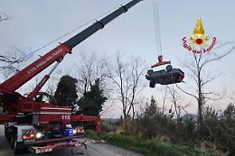 Fumane, auto precipita in una scarpata: feriti due anziani 