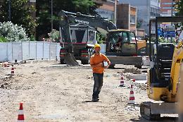 Padova, il cantiere del tram in via Falloppio: operai al lavoro fino a notte fonda 