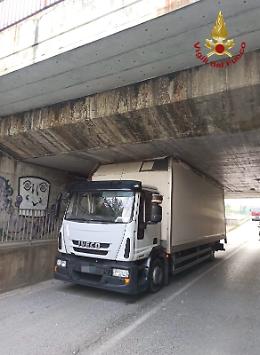 Incidente a Villorba: camion si incastra in un sottopassaggio