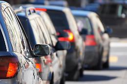Disagi sulla Feltrina, camion danneggia ponte: traffico paralizzato 