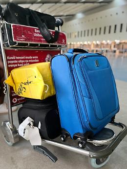 Ryanair, turista veneziana paga 75 euro per un trolley troppo largo: all'andata, però, aveva superato i controlli