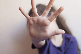  Abusa della figlia di 5 anni e pubblica i video nel dark web
