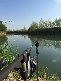 Padova, colpo di scena sul Bacchiglione: pescatore aggancia una bomba della Seconda Guerra Mondiale 
