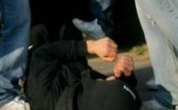  Aggressione alla fermata del bus: 25enne accoltellato e salvato dai passanti 