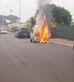 Trevignano, auto prende fuoco: il conducente si salva per miracolo 