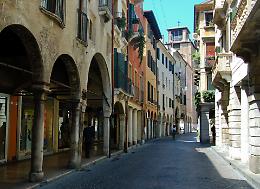 Treviso, escalation di violenza in via Roma: commerciante preso a bottigliate