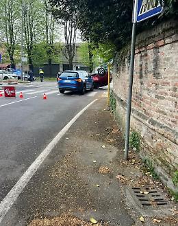 Noventa padovana, auto sbalzata e ribaltata: due feriti e traffico in tilt 