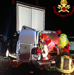 Schianto sull’A4: furgone impatta contro un tir fermo, grave il conducente
