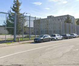 Tensione alle stelle nel carcere di Vicenza: agenti aggrediti, celle in fiamme e proteste sui tetti