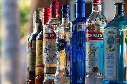 Padova, minorenni in coma etilico e violenza in piazza: chiuso minimarket per vendita illegale di alcol