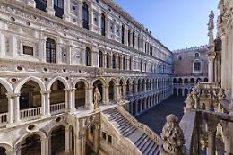 Venezia apre le porte dell’arte: orari estesi e mostre imperdibili per le festività